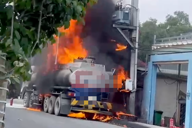 Hiện trường cháy xe bồn chở xăng. Ảnh báo Người Lao Động.