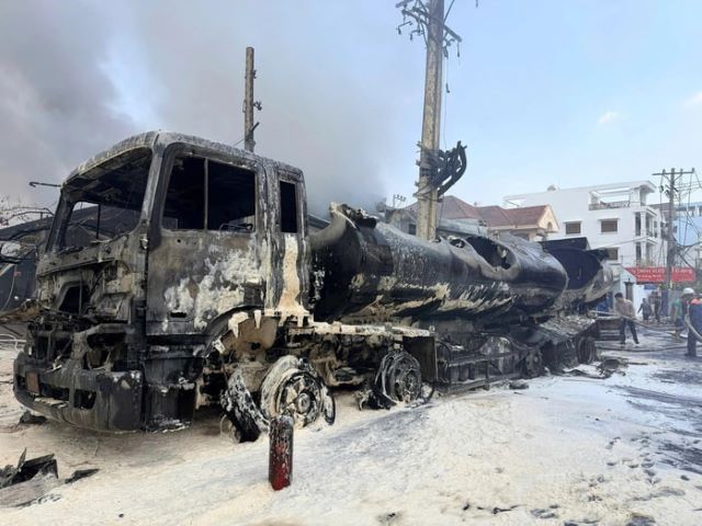 Đám cháy thiêu rụi nhiều tài sản. Ảnh Báo Người Lao Động.