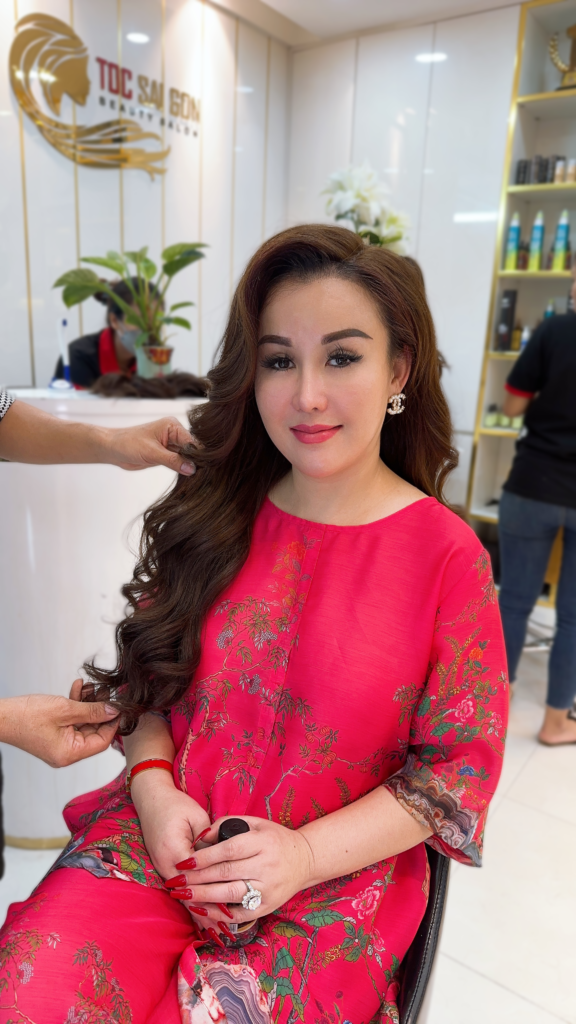 Khách tiệm Tóc Giả Sài Gòn