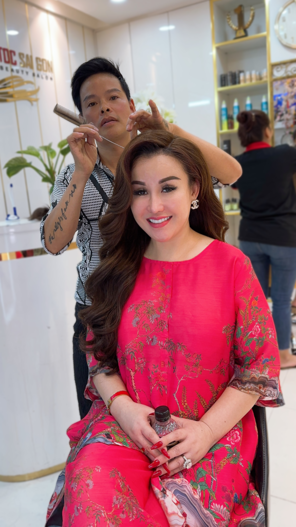 Khách tiệm Tóc Giả Sài Gòn