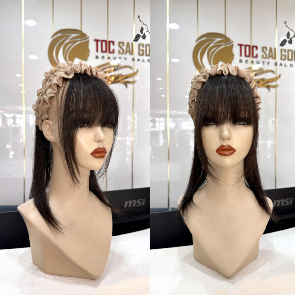 Ma-nơ-canh đội băng đô tóc giả mái ngố có ria làm từ 100% tóc thật tự nhiên của Tóc Giả Sài Gòn.