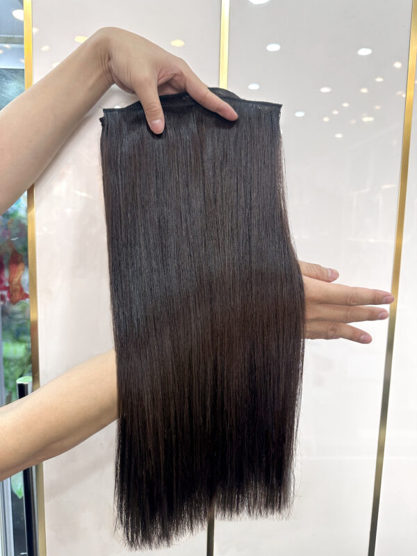 Trải nghiệm độ suôn mượt của combo 3 phím tóc thẳng làm từ 100% tóc thật tự nhiên dài 60cm màu nâu đen tại Tóc Giả Sài Gòn
