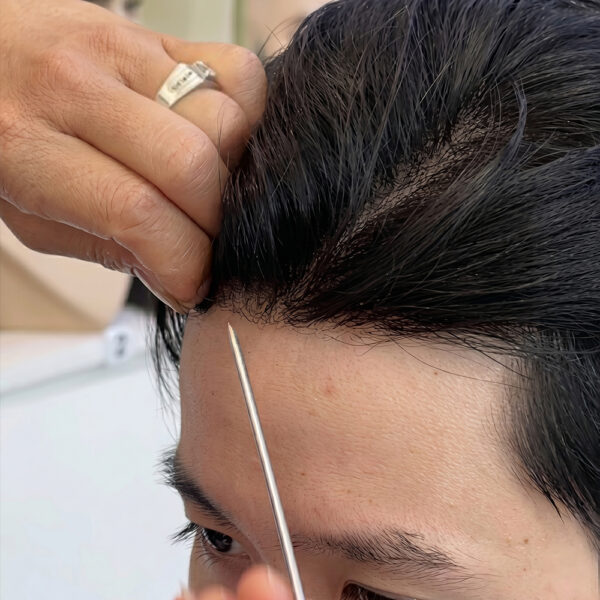 Cận cảnh kết cấu lưới mỏng tệp da đầu của tóc giả nam phủ hói da siêu lưới làm từ 100% tóc thật tại Tóc Giả Sài Gòn